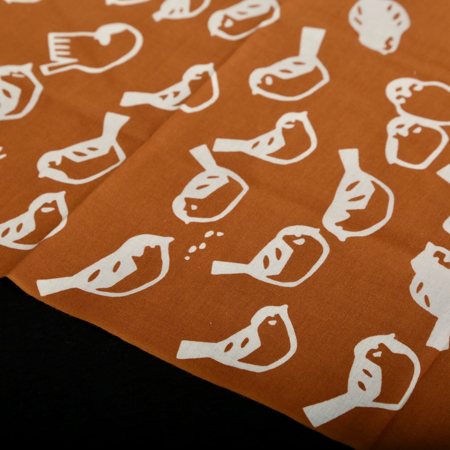 [Animal] Sparrow small pattern &lt;brown ground + kinari&gt;