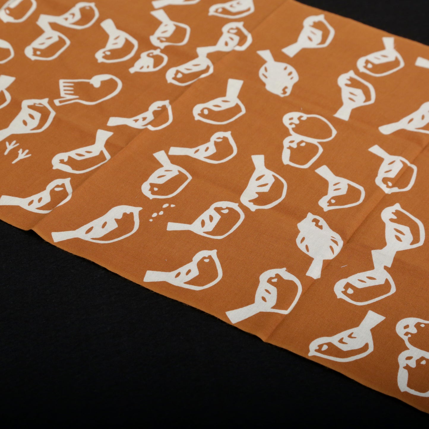 [Animal] Sparrow small pattern &lt;brown ground + kinari&gt;