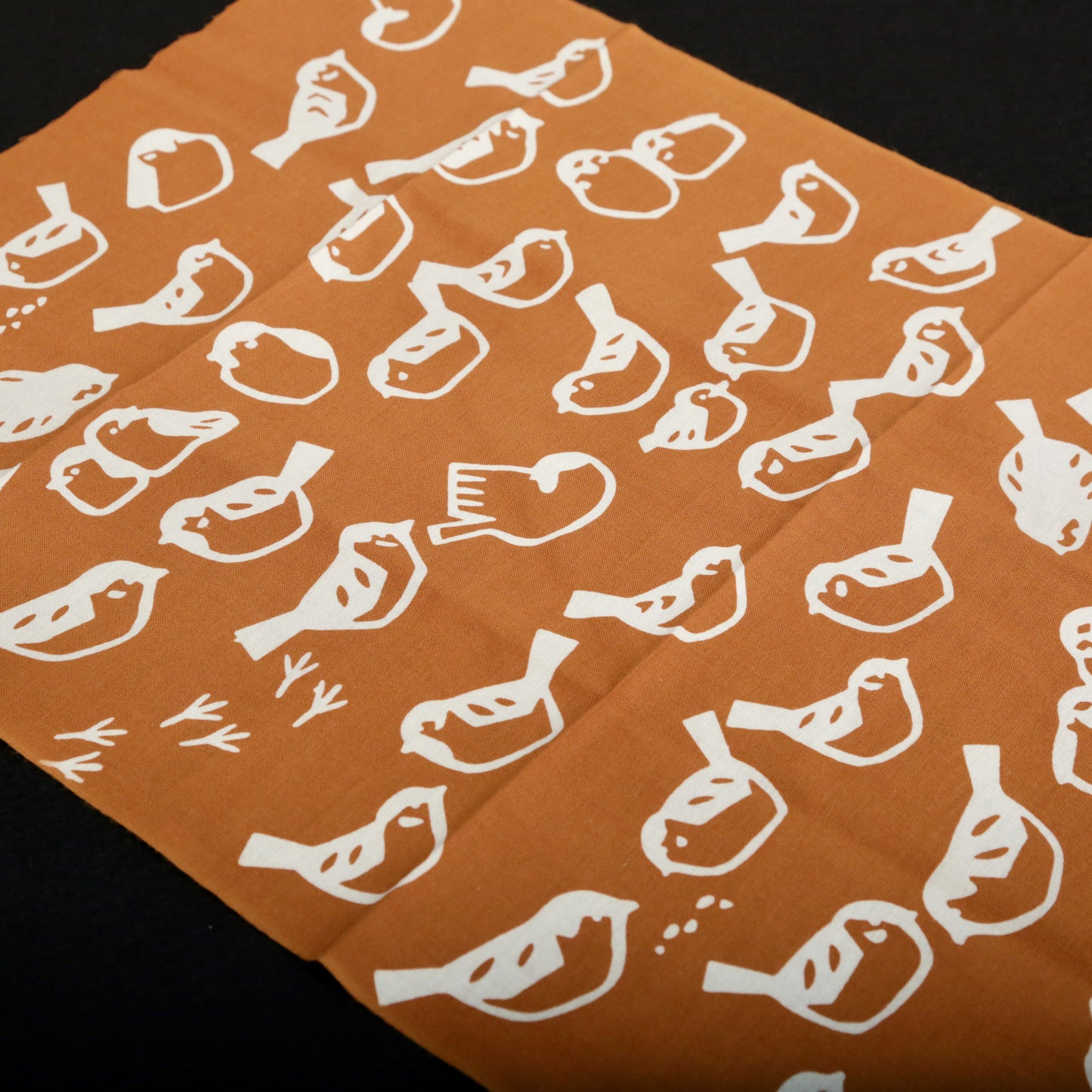 [Animal] Sparrow small pattern &lt;brown ground + kinari&gt;