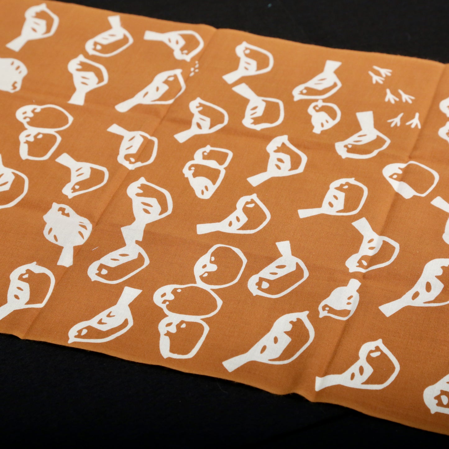[Animal] Sparrow small pattern &lt;brown ground + kinari&gt;