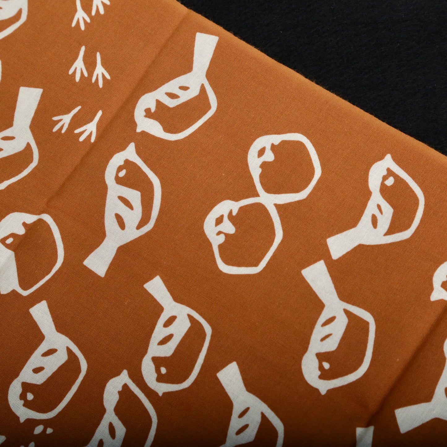 [Animal] Sparrow small pattern &lt;brown ground + kinari&gt;