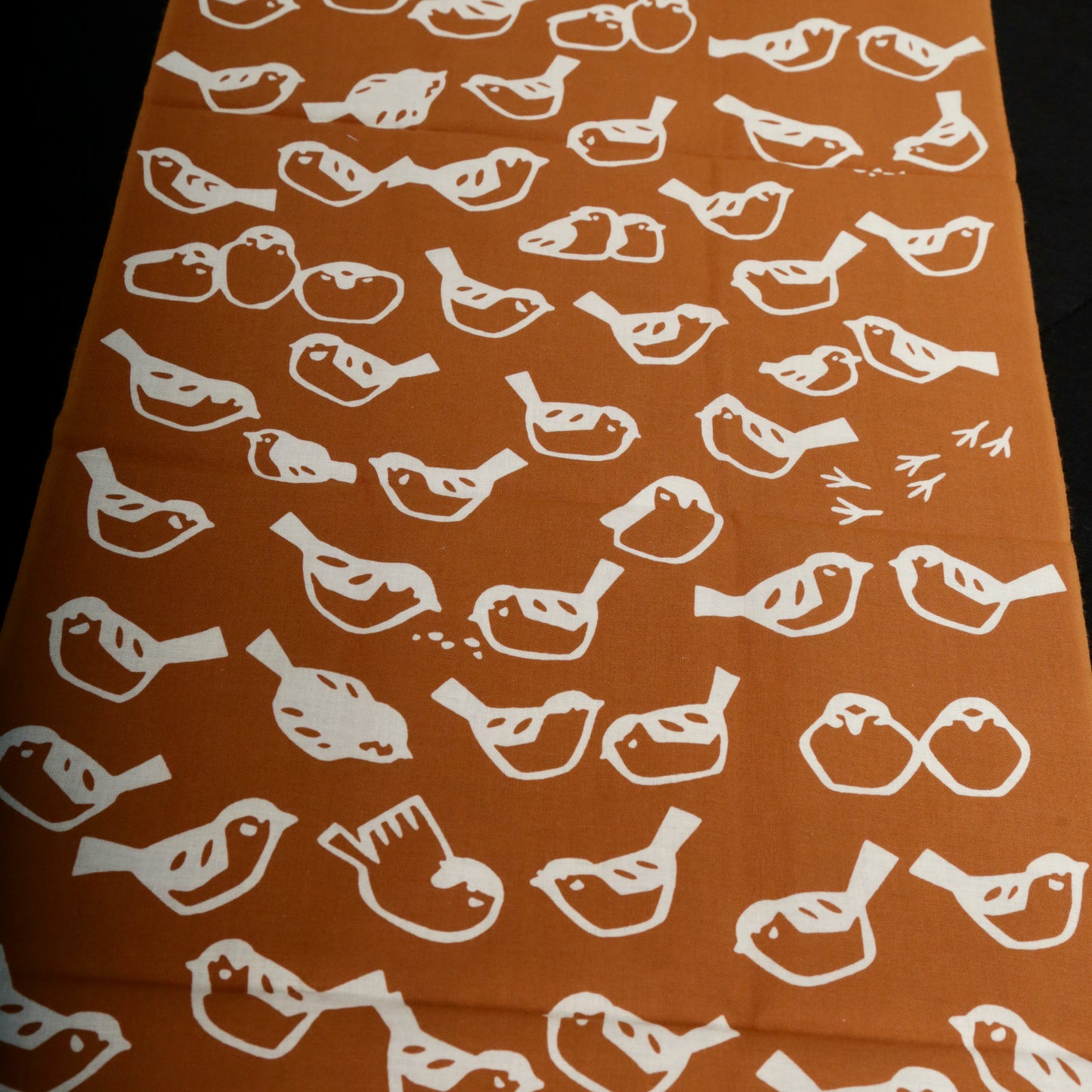[Animal] Sparrow small pattern &lt;brown ground + kinari&gt;