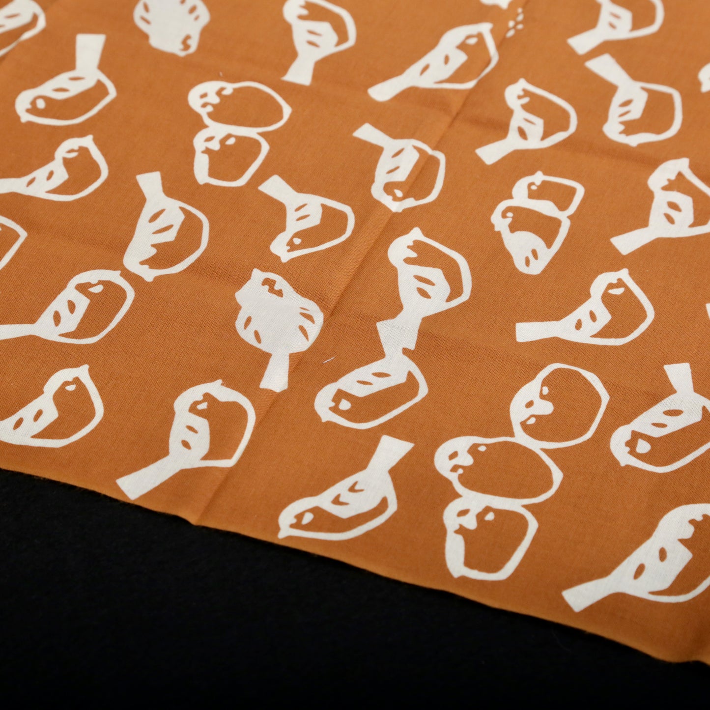 [Animal] Sparrow small pattern &lt;brown ground + kinari&gt;